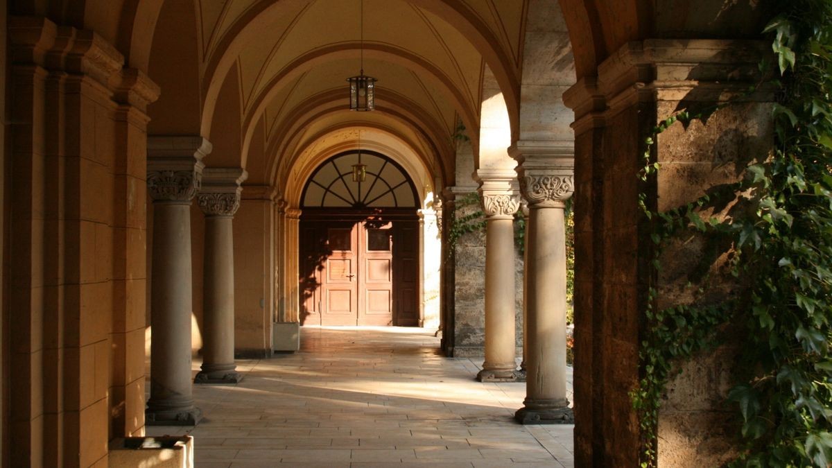 Der Säulengang vor der Trauerhalle auf dem Weimarer Hauptfriedhof. Abschied nehmen ist derzeit kaum möglich.