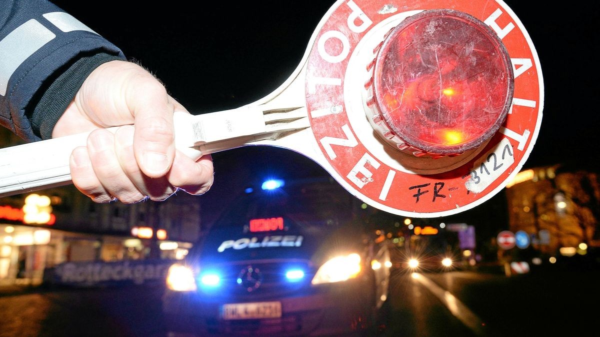 In Bad Salzungen hat die Polizei einen 15-Jährigen erwischt, der mit dem Auto unterwegs war. Der Jugendliche wurde kontrolliert, da er den Beamten sehr jung vorkam. Er habe kaum über das Lenkrad schauen können.