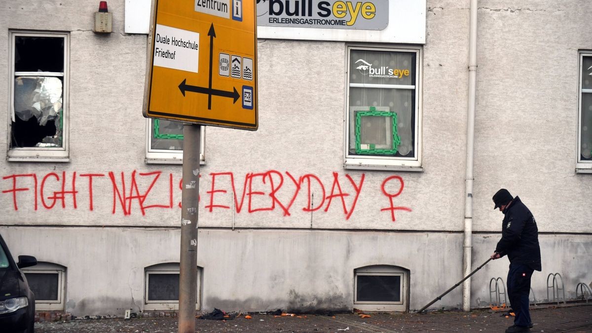 Ein Polizist bei der Spurensicherung vor der Kneipe 