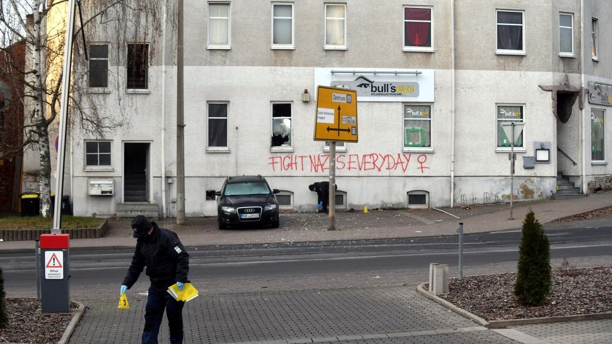 Die Druckwelle zerstörte ein Fenster der Gaststätte stark, Scherben verteilten sich bis auf die Straße. Ein Auto, was vor dem Haus parkte, wurde ebenfalls beschädigt. Splitter und Fensterteile flogen bis auf die Nachbargrundstücke gegenüber.