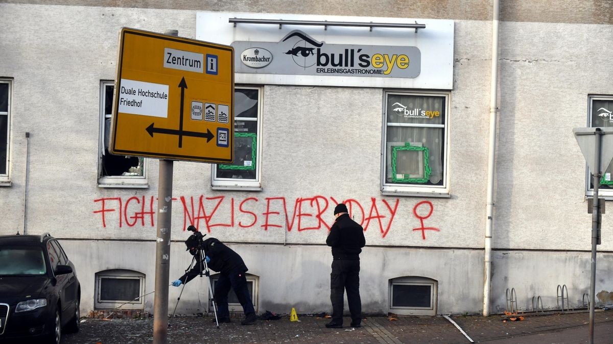 Mit roter Farbe wurde in der gleichen Nacht an die Außenfassade der Gaststätte der Schriftzug „Fight Nazis Everyday“ und das Venussymbol als Weiblich-Zeichen gesprüht.