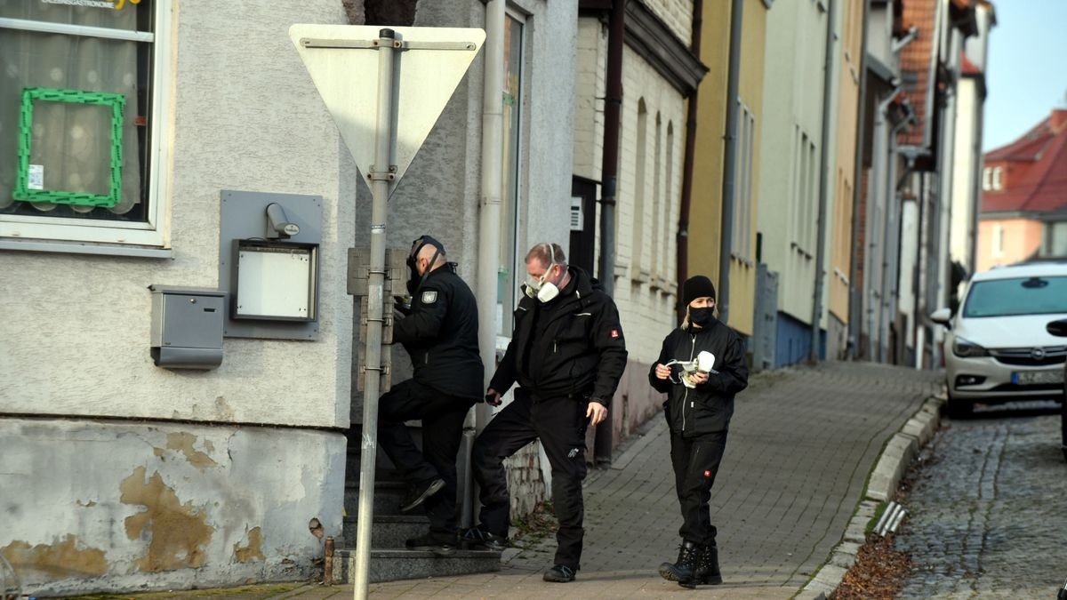 Die Polizei brachte nicht nur die Anwohner dieses, sondern auch eines Nachbarhauses in Sicherheit und forderte Sprengstoffspezialisten an, offenbar um eine neben dem Auto liegende weitere schwarze Plastiktüte zu entschärfen. Ob sich darin tatsächlich noch explosionsfähiges Material befand, hat die Polizei bislang nicht bestätigt.