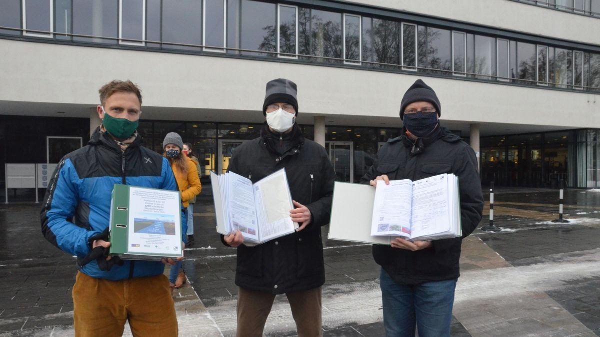 Sebastian Perdelwitz von der Mehrwertstadt, Urbichs Ortsteilbürgermeister Peter Fitzenreiter und Martin Hirschmann vom Thüringer Bauernverband (von links) brachten am Montag die Unterschriften zum Landtag. 