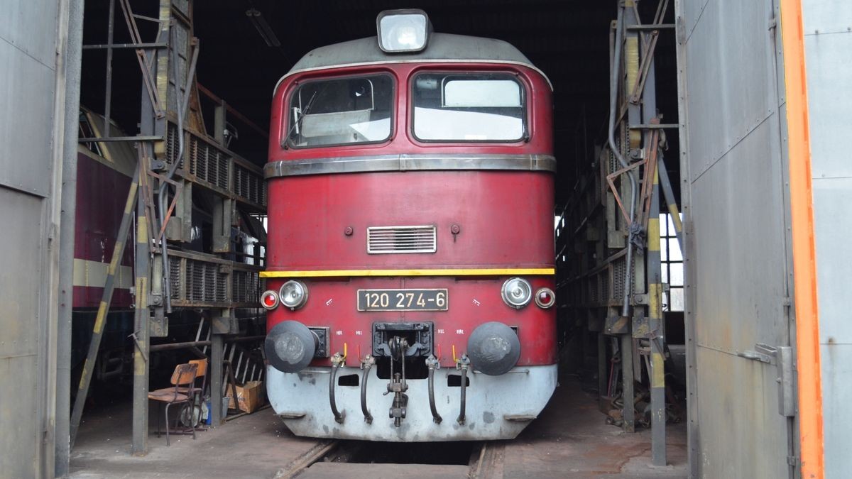 Noch steht die sowjetische Diesellok Taigatrommel in der Wagenhalle des Arnstädter Lokschuppens. Doch schon bald soll sie als Sonderzug unterwegs sein.