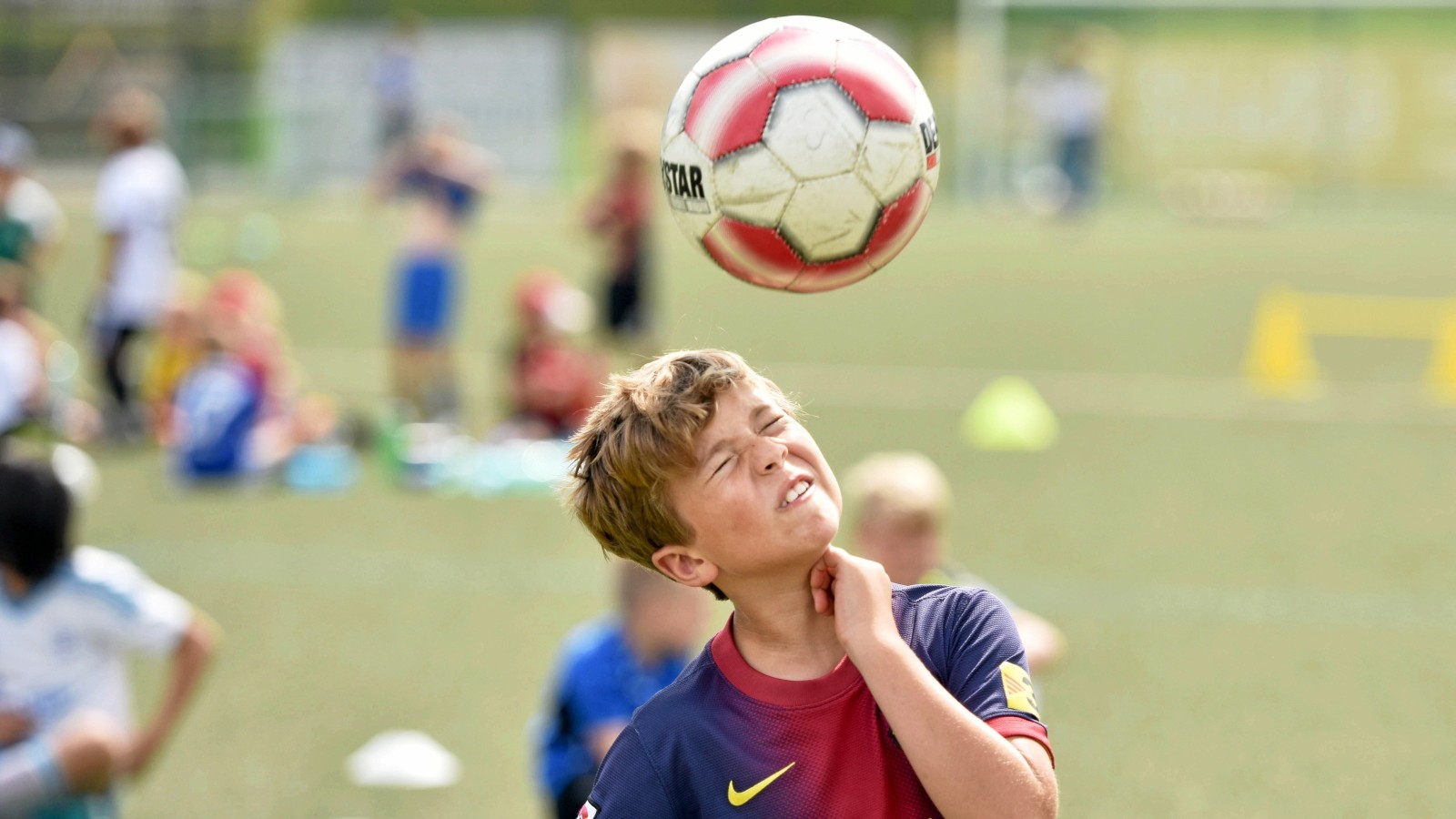 Streit um Kopfbälle im Kinderfußball: Freude – oder Gefahr?