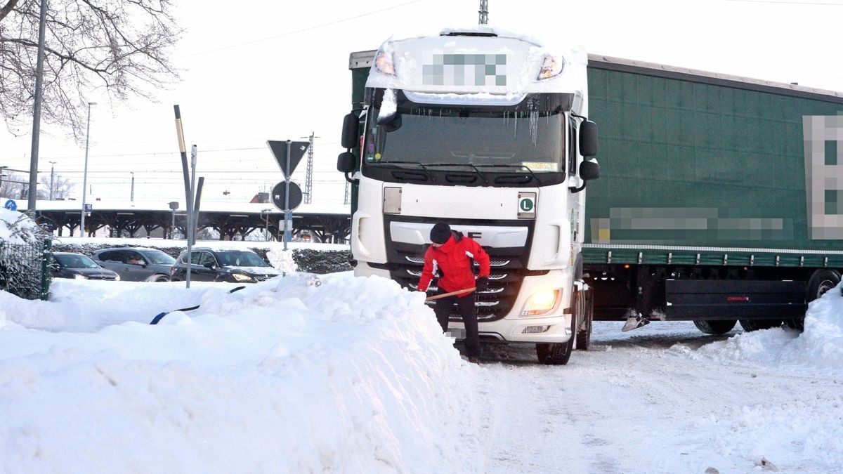 In Leinefelde kam es auch am Dienstagmorgen zu Behinderungen im Straßenverkehr. Viele Lastkraftwagen waren unterwegs und stellten ihre Fahrzeuge in der Stadt ab. In den Kreisverkehren wurde es teilweise eng.