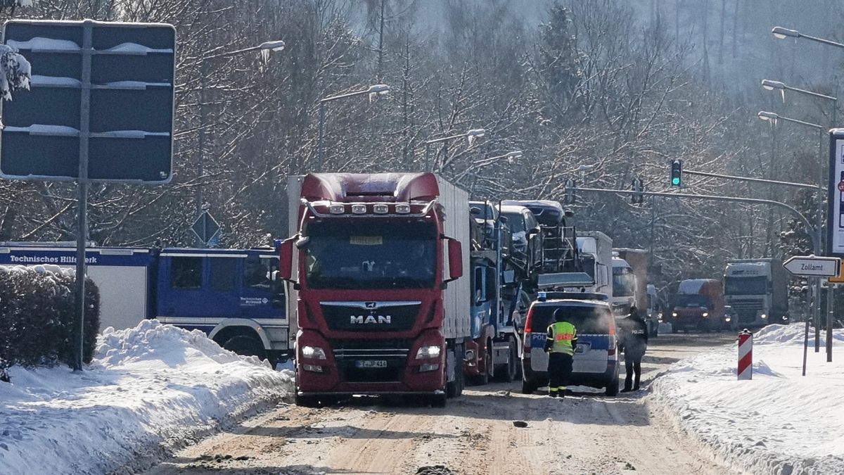 Folgen des Staus auf der Autobahn 4 in der Peripherie gab es im Zuge der Umleitung des Verkehrs auch in Eisenach selbst, hier auf der Kasseler Straße, wo die Polizeieingereifen musste.