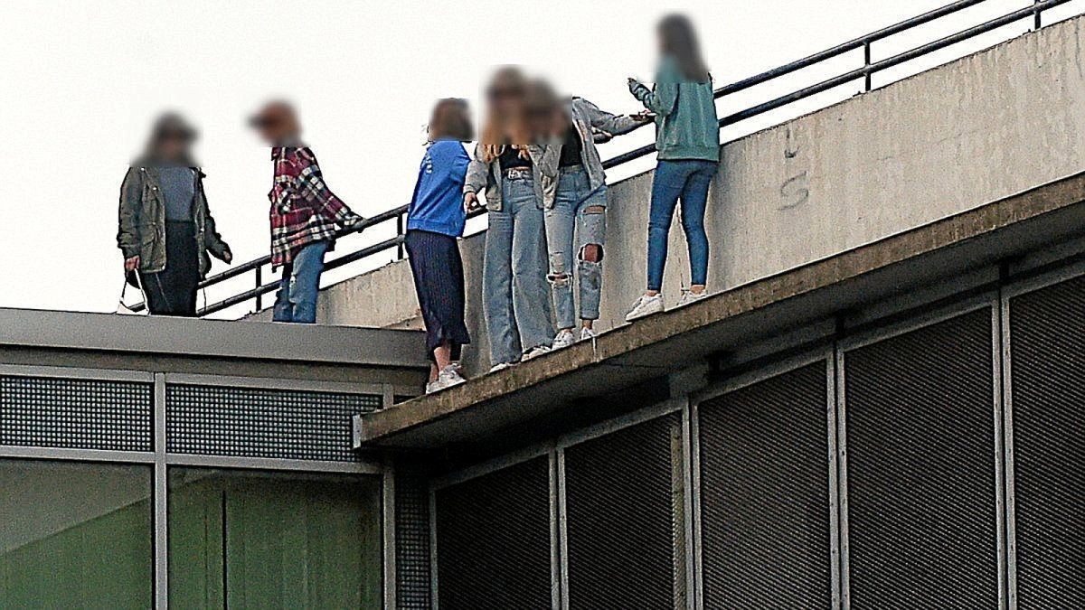 Leichtsinnige Aktion einer Gruppe Jugendlicher auf dem Parkhaus des Erfurter Einkaufscenter Anger 1.