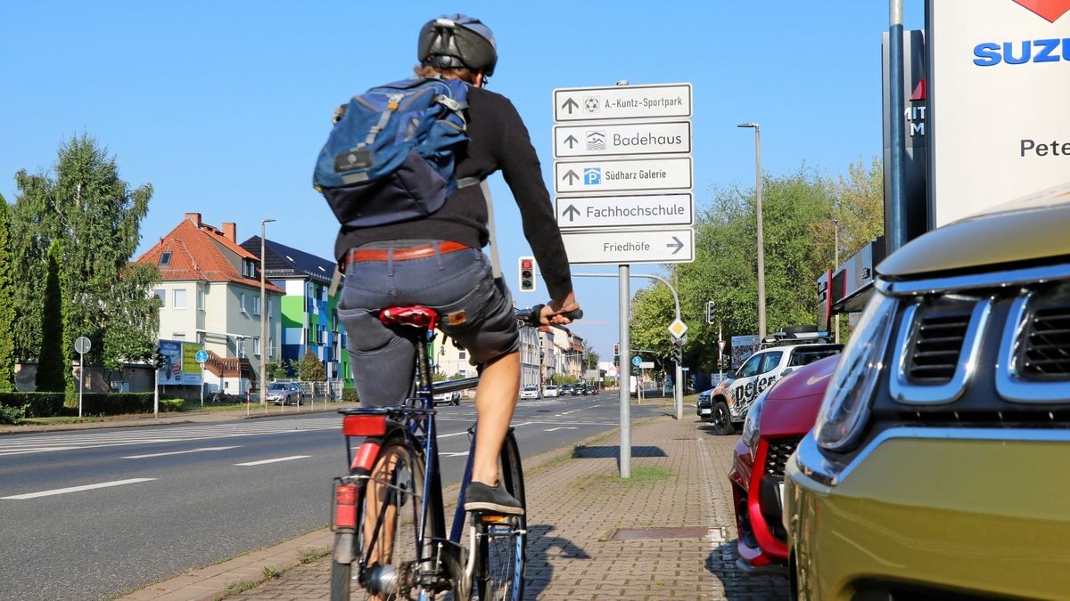 Masten mitten auf dem Radweg wie hier in der Halleschen Straße sind nur ein Ärgernis für Radfahrer in Nordhausen.