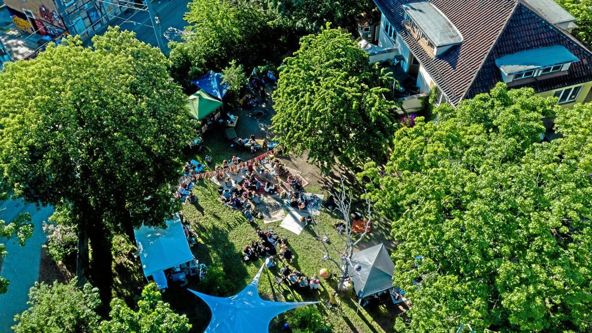 Zu sehen ist eine sommerliche Luftaufnahme vom Klanggerüst im Erfurter Norden. Tiefe Einblicke in den Verein, das Publikum in den Stadtteil soll ein Projekt unter dem Titel „Change my mind“ bringen.  