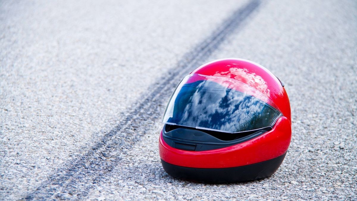 Ein Motorradhelm liegt auf einer Straße. (Symbolfoto)