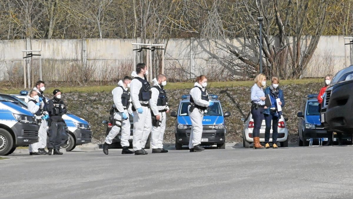 Mit Schutzkleidung durchsuchten Einsatzkräfte damals  der Thüringer Polizei das Seniorenheim Weimarblick und andere Objekte des Betreibers. (Archivbild)