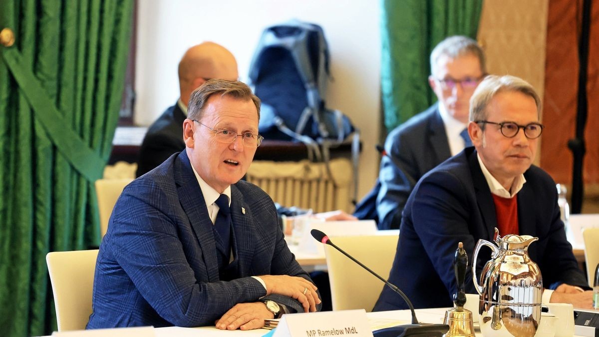 Im Bild zu sehen, sind der Thüringer Ministerpräsident Bodo Ramelow (Linke) und Innenminister Georg Maier (SPD).