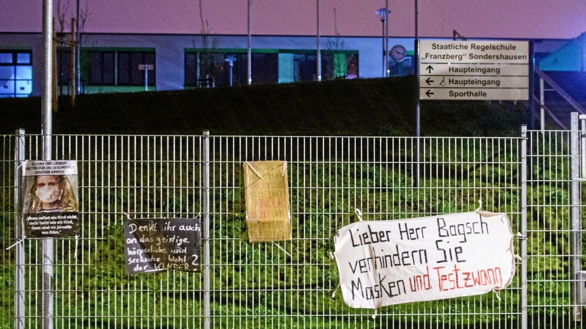 Transparente haben Unbekannte an einen Zaun der Regelschule Franzberg in Sondershausen am Sonntagabend gehängt, um gegen Maskenpflicht für Schulkinder zu protestieren.