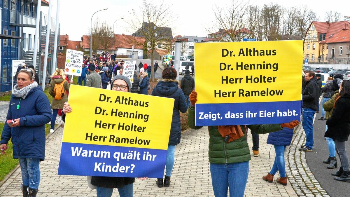 Zu einer spontanen Protestaktion gegen die Masken- und Testpflicht an den Schulen versammelten sich am Mittwoch 120 Eltern und Großeltern vor dem Staatlichen Schulamt in Worbis. 