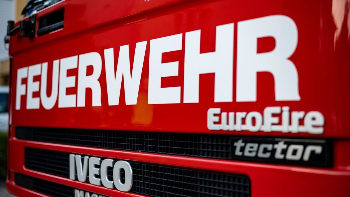 Die Feuerwehr konnte das Feuer schnell löschen und somit größeren Sachschaden verhindern. (Symbolbild) 