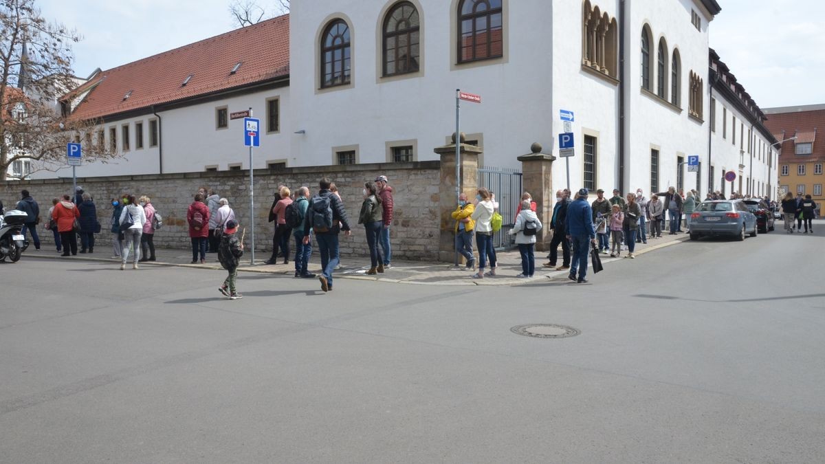 Die Menschen stehen in Erfurt Schlange für einen Corona-Test. 