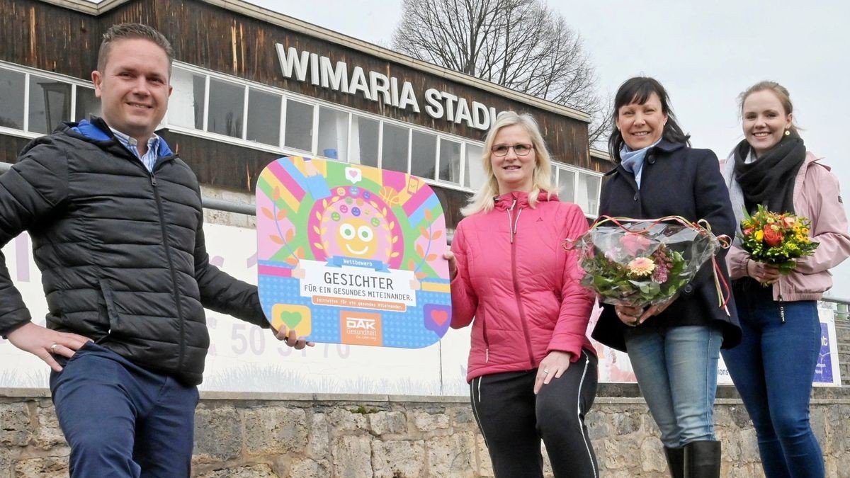 Für die DAK gratulierte Weimars DAK-Chef Eric Thoener den CFC-Übungsleiterinnen Anette Weidensee, Janine Vettermann und Maria Stadelmann (von links).