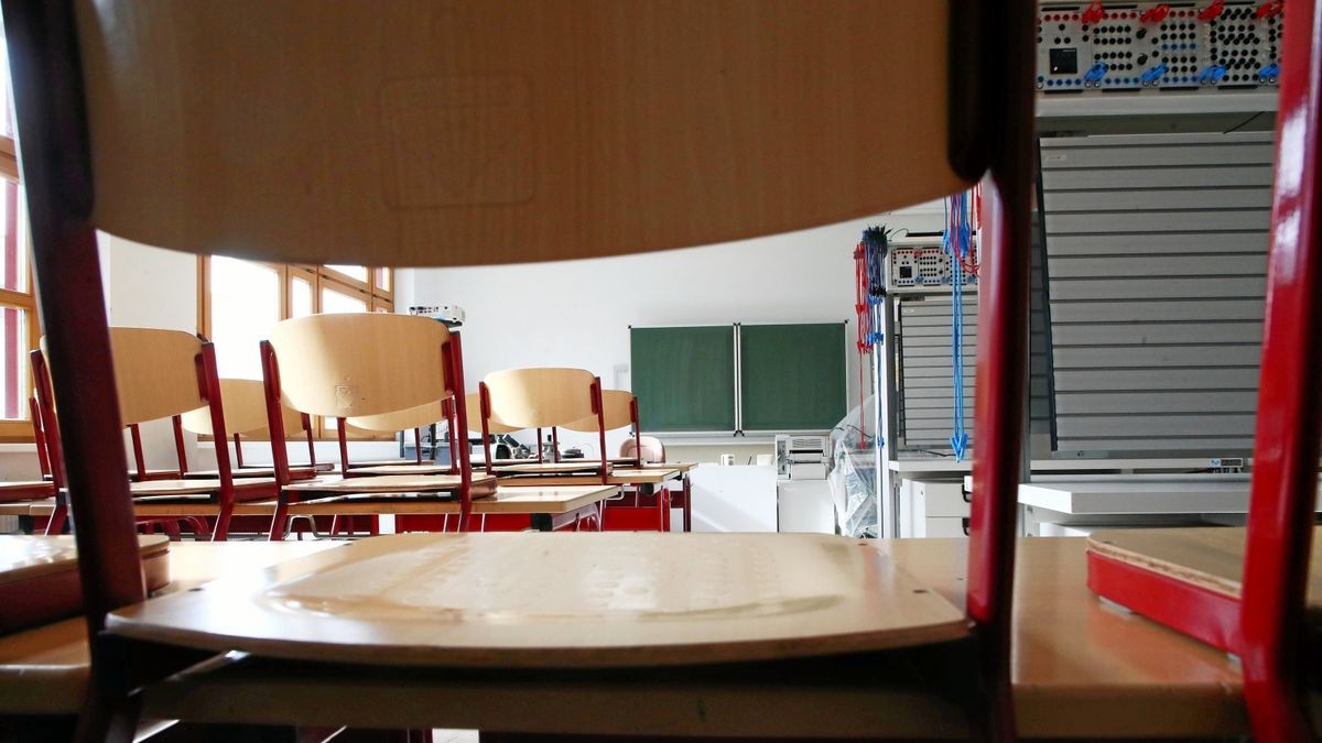 Ob die Schulen nun geöffnet oder geschlossen waren: In der Pandemie fühlten sich viele junge Lehrer - vor allem die mit eigenen minderjährigen Kindern – zerrissen zwischen den zahlreichen Aufgaben. Das zeigt eine Umfrage des Thüringer Lehrerverbandes.