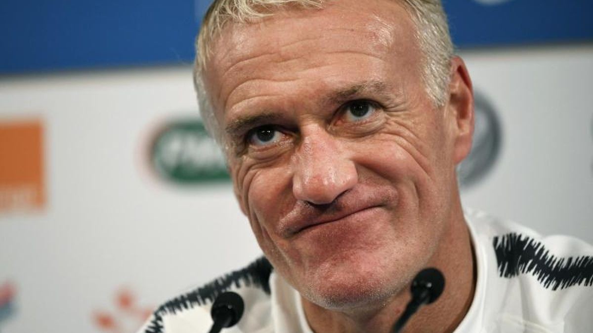 Didier Deschamps, Trainer der französischen Fußballnationalmannschaft, beantwortet auf einer Pressekonferenz Fragen von Journalisten.