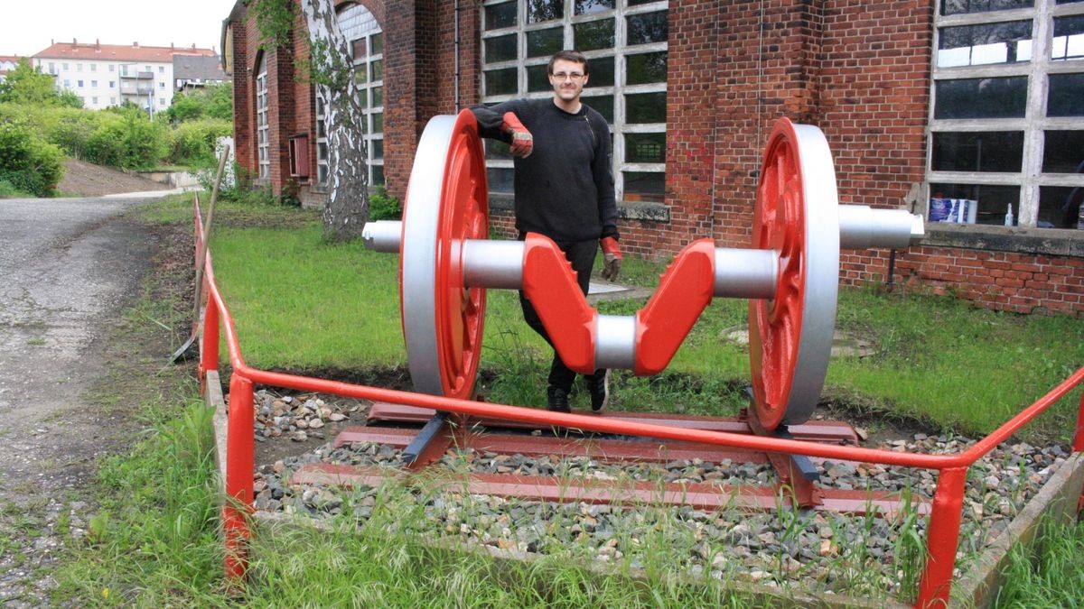 Überwucherte Wege, Brombeergestrüp, Grünschnitt: Der Verein Geraer Eisenbahnwelten hat den Lokschuppen auf Vordermann gebracht.