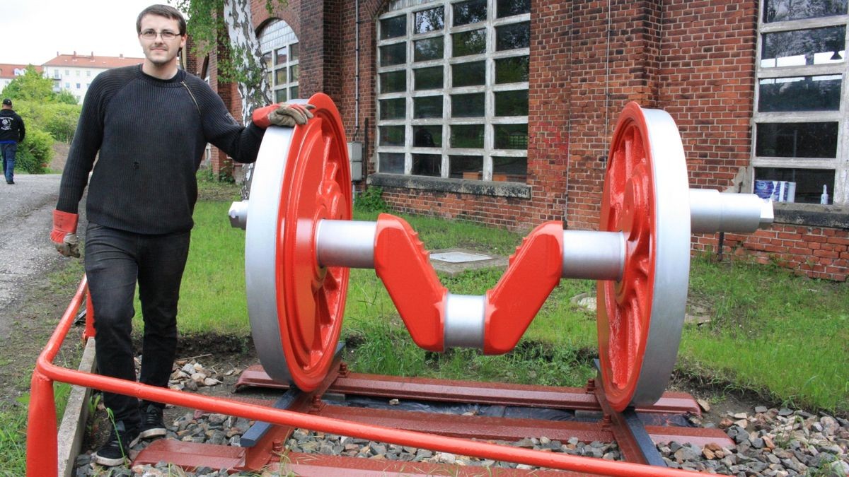 Überwucherte Wege, Brombeergestrüp, Grünschnitt: Der Verein Geraer Eisenbahnwelten hat den Lokschuppen auf Vordermann gebracht.