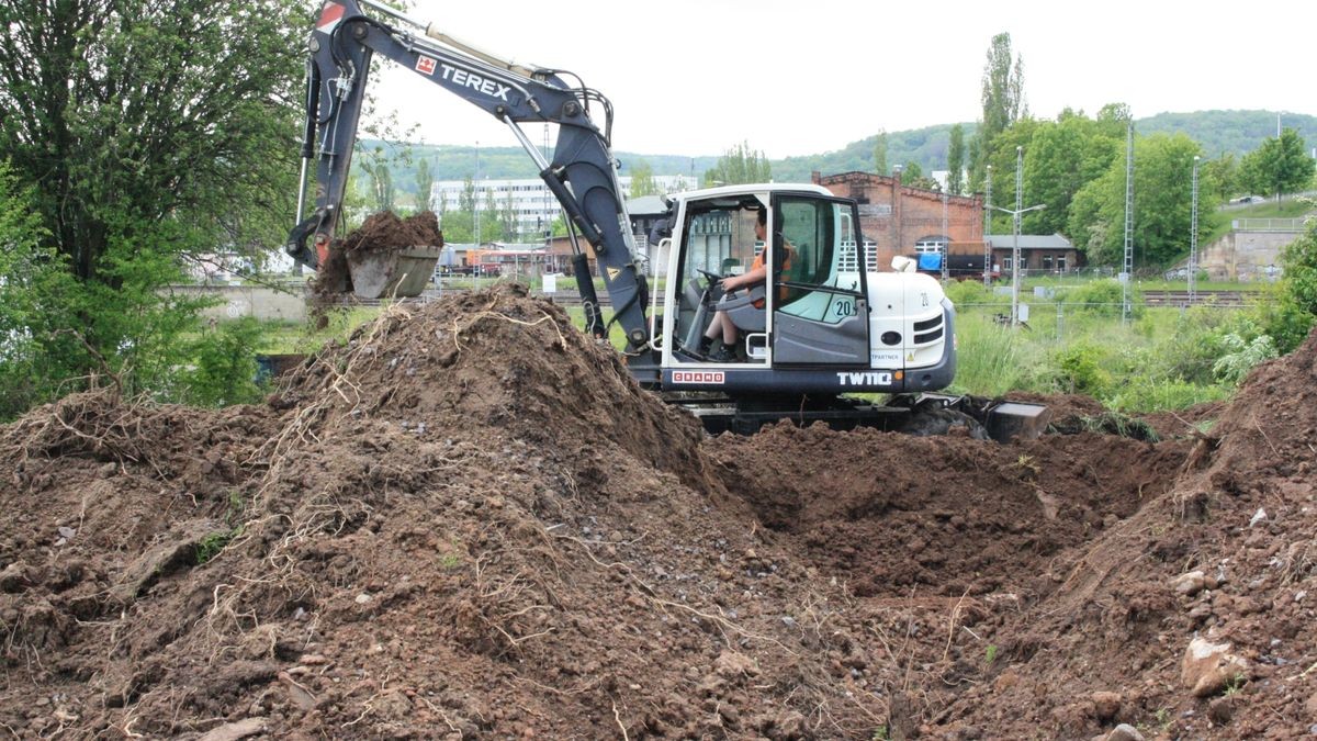 Bevor der Verein Geraer Eisenbahnwelten voraussichtlich ab Mitte dieses Sommers Besucher auf dem Grundstück neben dem Lokschuppen empfangen kann, heißt es aufräumen und reparieren.