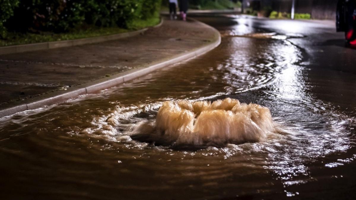 Ein schweres Gewitter mit Starkregen und Hagel hat am Freitagabend Mosbach im Wartburgkreis schwer getroffen. Gewaltige Wassermassen sorgten für Überschwemmungen und haben dabei den Ort zum Teil stark verwüstet, Keller liefen voll, Autos wurden mitgerissen. Die Feuerwehr, sowie viele freiwillige Helfer waren seitdem im Dauereinsatz.