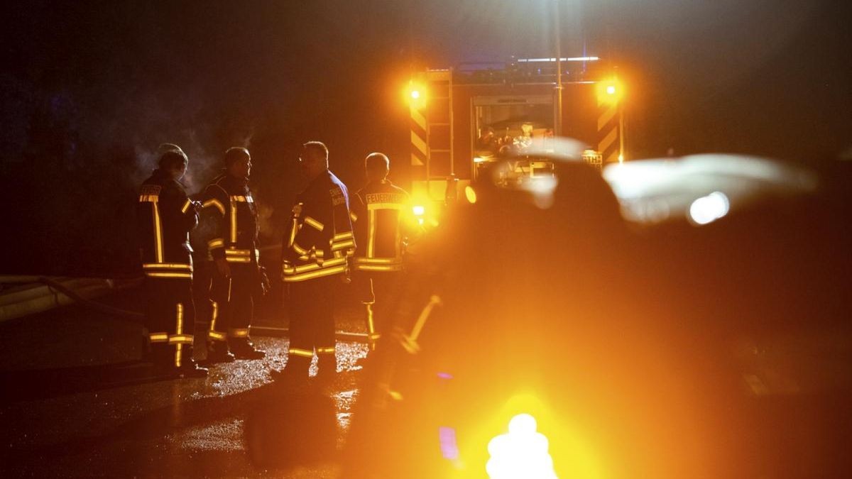 Ein schweres Gewitter mit Starkregen und Hagel hat am Freitagabend Mosbach im Wartburgkreis schwer getroffen. Gewaltige Wassermassen sorgten für Überschwemmungen und haben dabei den Ort zum Teil stark verwüstet, Keller liefen voll, Autos wurden mitgerissen. Die Feuerwehr, sowie viele freiwillige Helfer waren seitdem im Dauereinsatz.