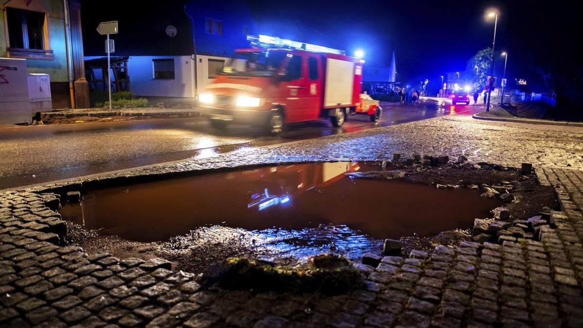 Ein schweres Gewitter mit Starkregen und Hagel hat am Freitagabend Mosbach im Wartburgkreis schwer getroffen. Gewaltige Wassermassen sorgten für Überschwemmungen und haben dabei den Ort zum Teil stark verwüstet, Keller liefen voll, Autos wurden mitgerissen. Die Feuerwehr, sowie viele freiwillige Helfer waren seitdem im Dauereinsatz.