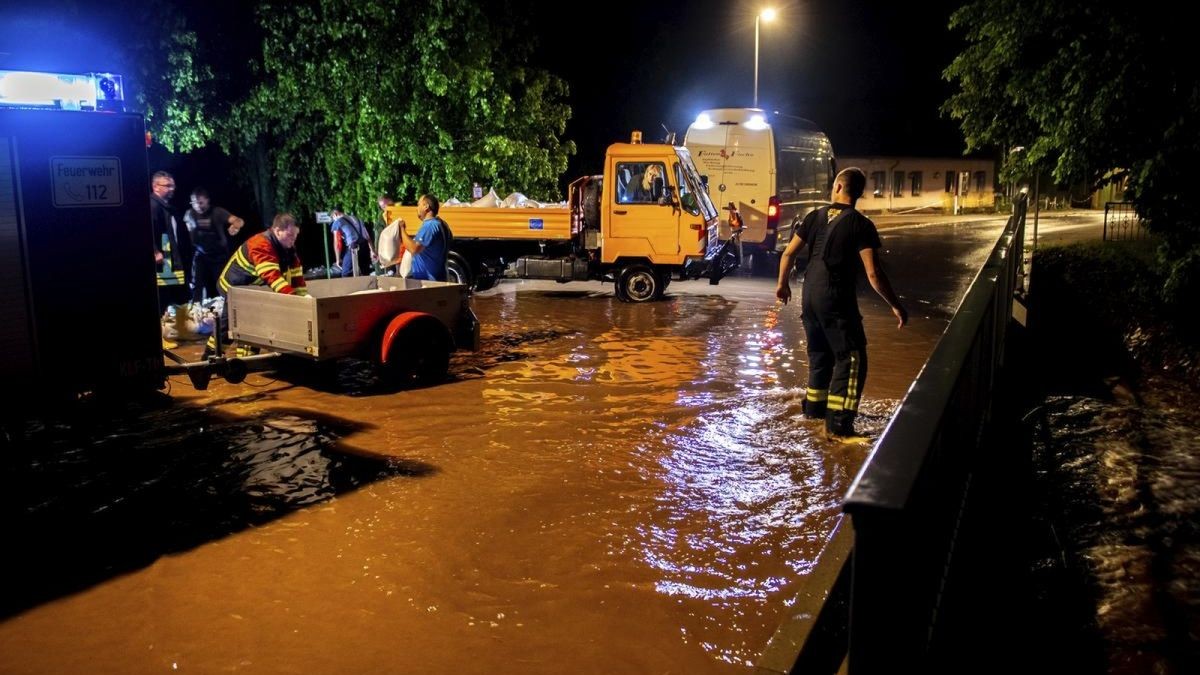 Ein schweres Gewitter mit Starkregen und Hagel hat am Freitagabend Mosbach im Wartburgkreis schwer getroffen. Gewaltige Wassermassen sorgten für Überschwemmungen und haben dabei den Ort zum Teil stark verwüstet, Keller liefen voll, Autos wurden mitgerissen. Die Feuerwehr, sowie viele freiwillige Helfer waren seitdem im Dauereinsatz.