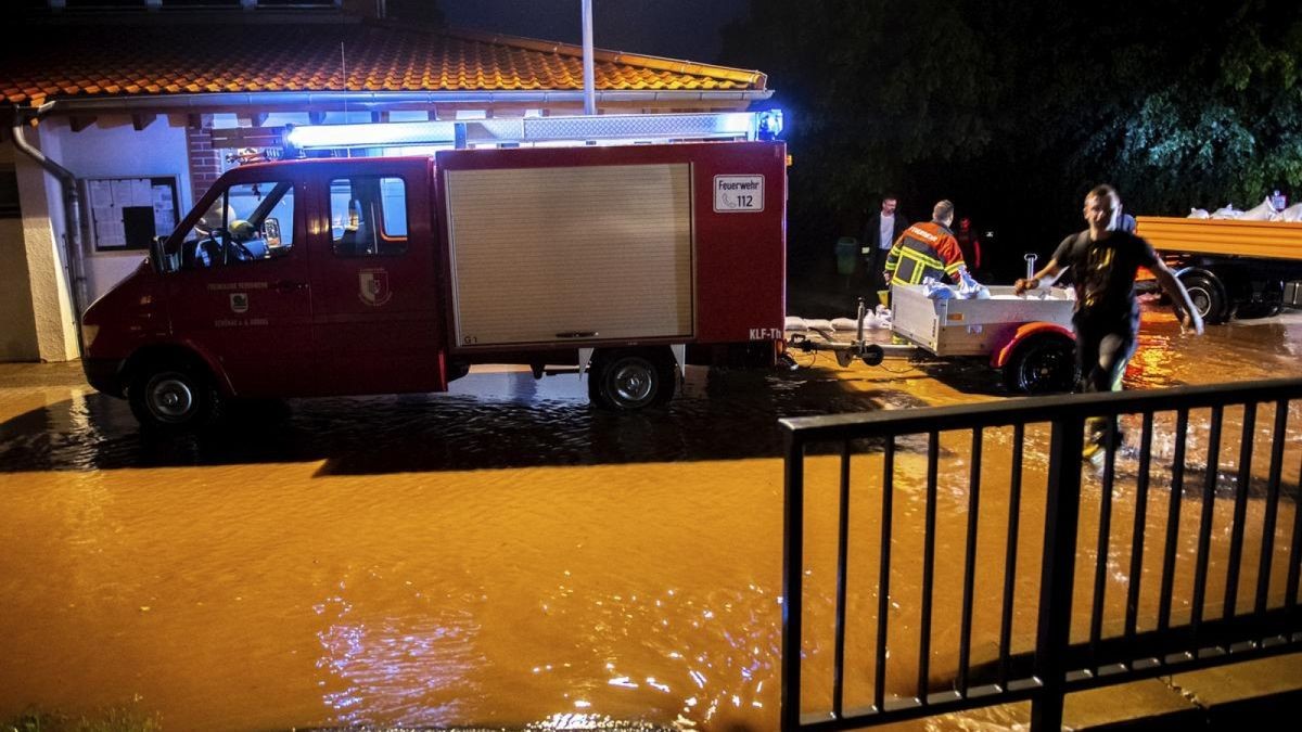 Ein schweres Gewitter mit Starkregen und Hagel hat am Freitagabend Mosbach im Wartburgkreis schwer getroffen. Gewaltige Wassermassen sorgten für Überschwemmungen und haben dabei den Ort zum Teil stark verwüstet, Keller liefen voll, Autos wurden mitgerissen. Die Feuerwehr, sowie viele freiwillige Helfer waren seitdem im Dauereinsatz.