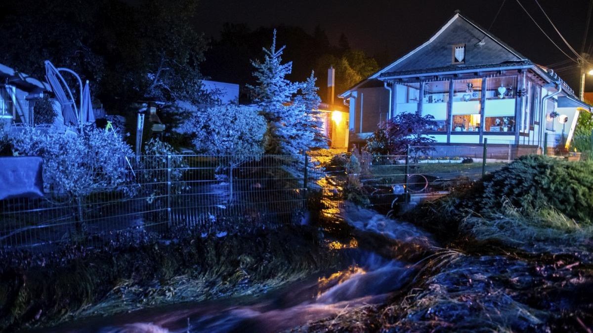 Ein schweres Gewitter mit Starkregen und Hagel hat am Freitagabend Mosbach im Wartburgkreis schwer getroffen. Gewaltige Wassermassen sorgten für Überschwemmungen und haben dabei den Ort zum Teil stark verwüstet, Keller liefen voll, Autos wurden mitgerissen. Die Feuerwehr, sowie viele freiwillige Helfer waren seitdem im Dauereinsatz.