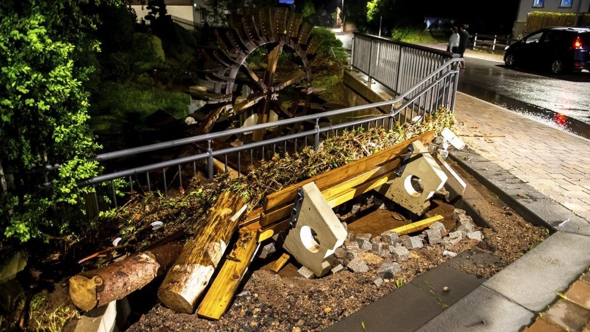 Ein schweres Gewitter mit Starkregen und Hagel hat am Freitagabend Mosbach im Wartburgkreis schwer getroffen. Gewaltige Wassermassen sorgten für Überschwemmungen und haben dabei den Ort zum Teil stark verwüstet, Keller liefen voll, Autos wurden mitgerissen. Die Feuerwehr, sowie viele freiwillige Helfer waren seitdem im Dauereinsatz.