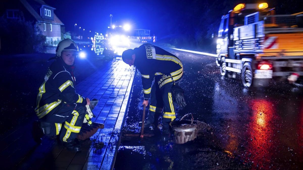 Ein schweres Gewitter mit Starkregen und Hagel hat am Freitagabend Mosbach im Wartburgkreis schwer getroffen. Gewaltige Wassermassen sorgten für Überschwemmungen und haben dabei den Ort zum Teil stark verwüstet, Keller liefen voll, Autos wurden mitgerissen. Die Feuerwehr, sowie viele freiwillige Helfer waren seitdem im Dauereinsatz.