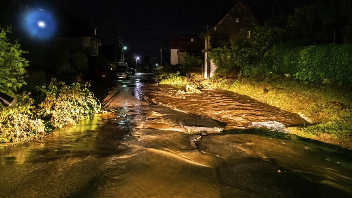 Ein schweres Gewitter mit Starkregen und Hagel hat am Freitagabend Mosbach im Wartburgkreis schwer getroffen. Gewaltige Wassermassen sorgten für Überschwemmungen und haben dabei den Ort zum Teil stark verwüstet, Keller liefen voll, Autos wurden mitgerissen. Die Feuerwehr, sowie viele freiwillige Helfer waren seitdem im Dauereinsatz.