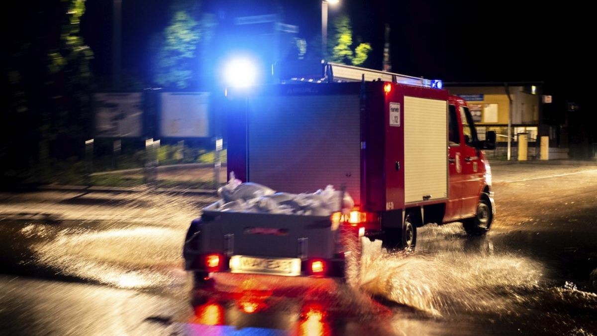 Ein schweres Gewitter mit Starkregen und Hagel hat am Freitagabend Mosbach im Wartburgkreis schwer getroffen. Gewaltige Wassermassen sorgten für Überschwemmungen und haben dabei den Ort zum Teil stark verwüstet, Keller liefen voll, Autos wurden mitgerissen. Die Feuerwehr, sowie viele freiwillige Helfer waren seitdem im Dauereinsatz.