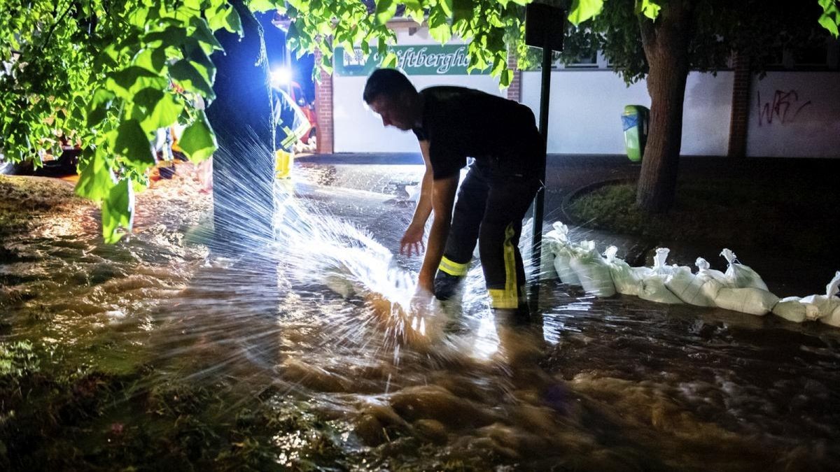 Ein schweres Gewitter mit Starkregen und Hagel hat am Freitagabend Mosbach im Wartburgkreis schwer getroffen. Gewaltige Wassermassen sorgten für Überschwemmungen und haben dabei den Ort zum Teil stark verwüstet, Keller liefen voll, Autos wurden mitgerissen. Die Feuerwehr, sowie viele freiwillige Helfer waren seitdem im Dauereinsatz.