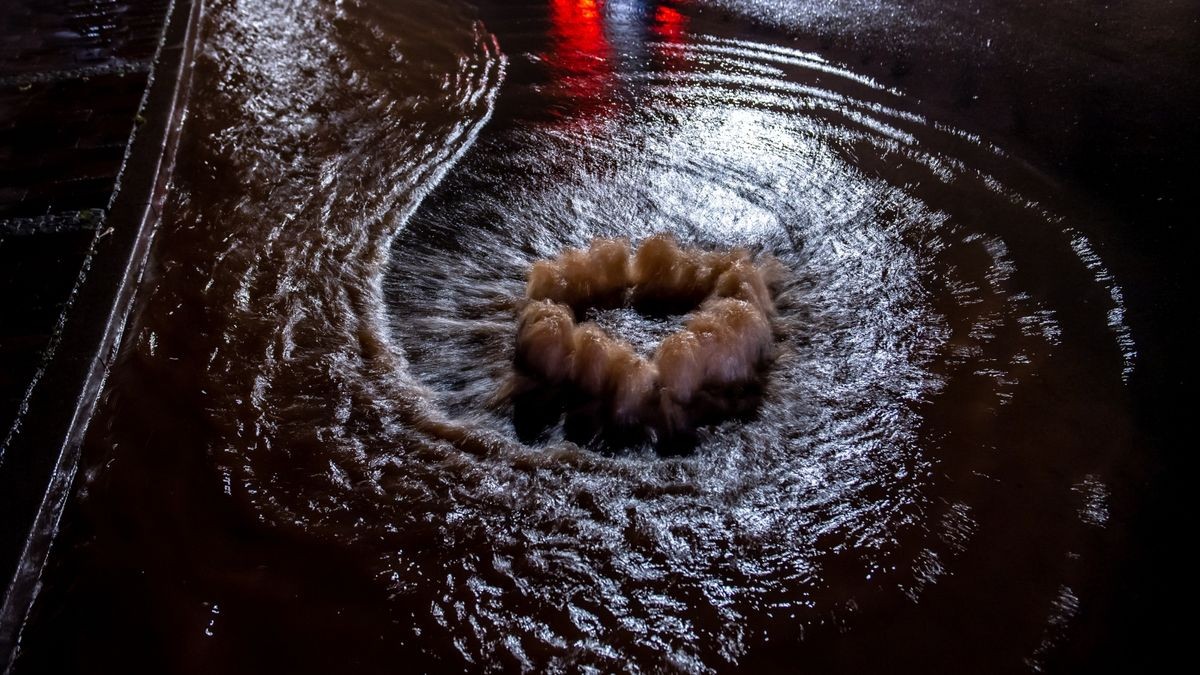 Ein schweres Gewitter mit Starkregen und Hagel hat am Freitagabend Mosbach im Wartburgkreis schwer getroffen. Gewaltige Wassermassen sorgten für Überschwemmungen und haben dabei den Ort zum Teil stark verwüstet, Keller liefen voll, Autos wurden mitgerissen. Die Feuerwehr, sowie viele freiwillige Helfer waren seitdem im Dauereinsatz.