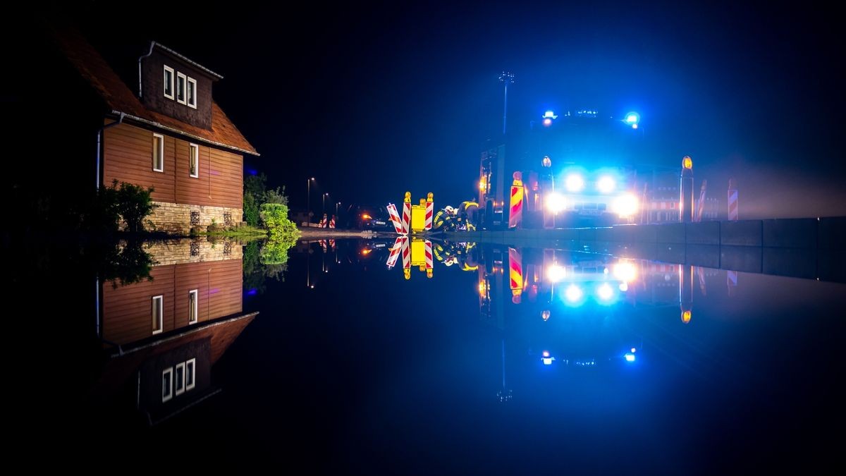 Ein schweres Gewitter mit Starkregen und Hagel hat am Freitagabend Mosbach im Wartburgkreis schwer getroffen. Gewaltige Wassermassen sorgten für Überschwemmungen und haben dabei den Ort zum Teil stark verwüstet, Keller liefen voll, Autos wurden mitgerissen. Die Feuerwehr, sowie viele freiwillige Helfer waren seitdem im Dauereinsatz.