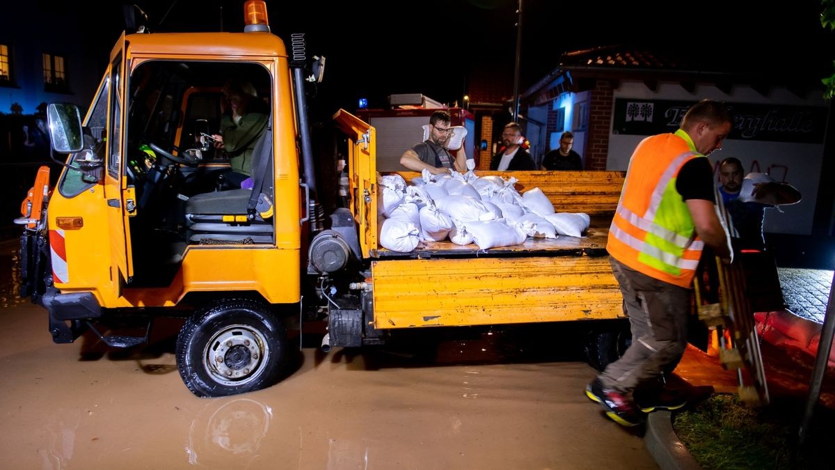 Ein schweres Gewitter mit Starkregen und Hagel hat am Freitagabend Mosbach im Wartburgkreis schwer getroffen. Gewaltige Wassermassen sorgten für Überschwemmungen und haben dabei den Ort zum Teil stark verwüstet, Keller liefen voll, Autos wurden mitgerissen. Die Feuerwehr, sowie viele freiwillige Helfer waren seitdem im Dauereinsatz.