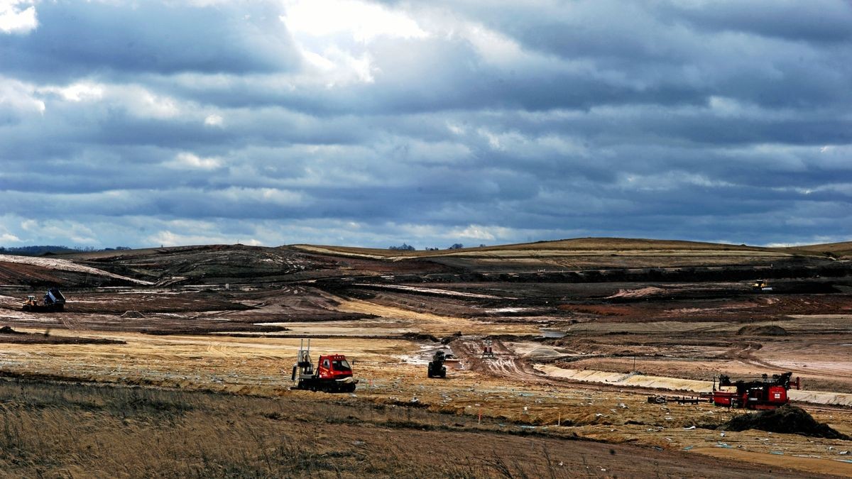 Nach 30 Jahren zieht die Wismut GmbH wieder Bilanz und zeigt, welchen gewaltigen Transformationsprozess die ehemaligen Uranerzbergbaugebiete durchlaufen haben. Im März 2021 wurde beispielsweise der letzte Drain auf der Industriellen Absetzanlage Culmitzsch eingebracht. Nach 29 Jahren wurde damit eine der aufwendigsten Maßnahmen bei der Sanierung dieser Anlagen beendet. Den radioaktiven Schlämmen wird mit der von der Wismut entwickelten Technologie durch das Einstechen von bis zu 30 Meter langen Dochten (Drain) das Porenwasser soweit wie möglich entzogen. Schließlich werden die Anlagen abgedeckt. Von 1992 bis heute wurden insgesamt über 8.000 Kilometer dieser „Entwässerungsdochte“ verwendet.