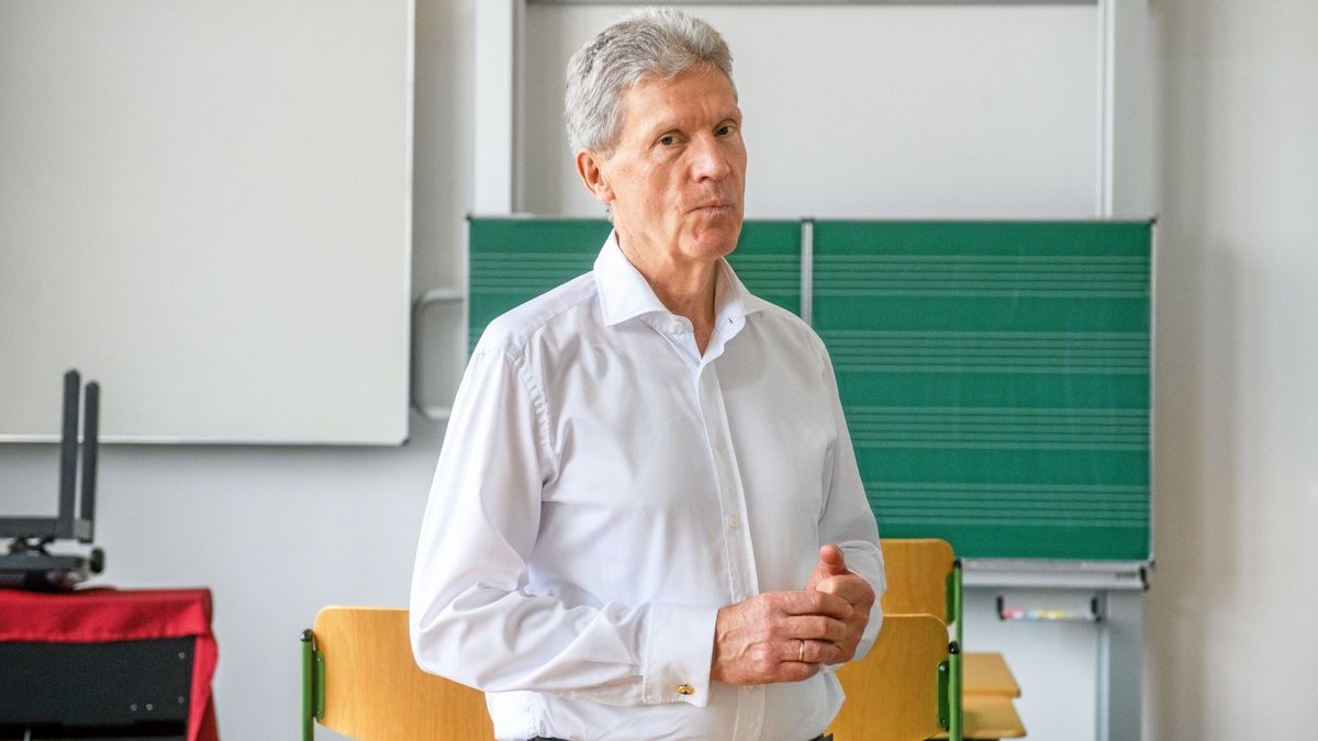 Thüringens Bildungsminister Helmut Holter, hier in Wolkramshausen, kündigt das Ende der Testpflicht an den Schulen ab Juli an. Das Bild ist ein Archiv-Bild.