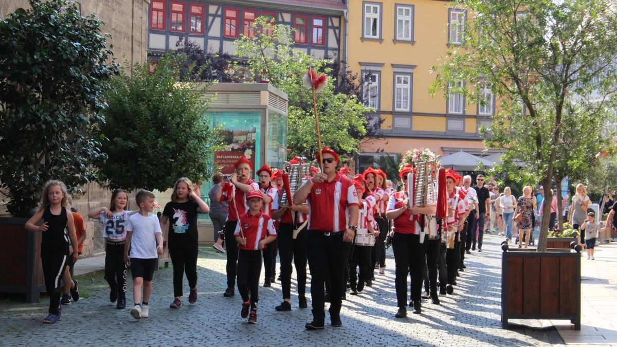 Weil das Heimat- und Brunnenfest in Bad Langensalza erneut ausfallen musste, ist der Spielmannszug am Freitagabend durch die Altstadt gezogen und hat Blumenkronen am Rathaus, am Kultur- und Kongresszentrum und am Friederikenschlösschen abgelegt. Der Spielmannszug, der bei den meisten Festen und Feiern der Stadt dabei ist, hatte bisher durch Corona ausgerechnet im 75. Jahr seines Bestehens keine Möglichkeit zu spielen. Die Blumenkronen sollen etwa eine Woche an den drei Plätzen stehenbleiben.