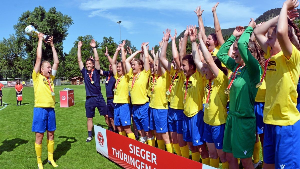 So sehen Sieger aus - die U21-Frauen aus Jena feiern den Pokalerfolg.