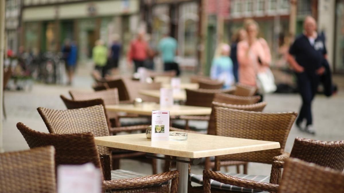 Befragte aus Gastronomie und Tourismus beurteilen immer noch relativ-mehrheitlich die Lage ihres Unternehmens als schlecht (Symbolbild)