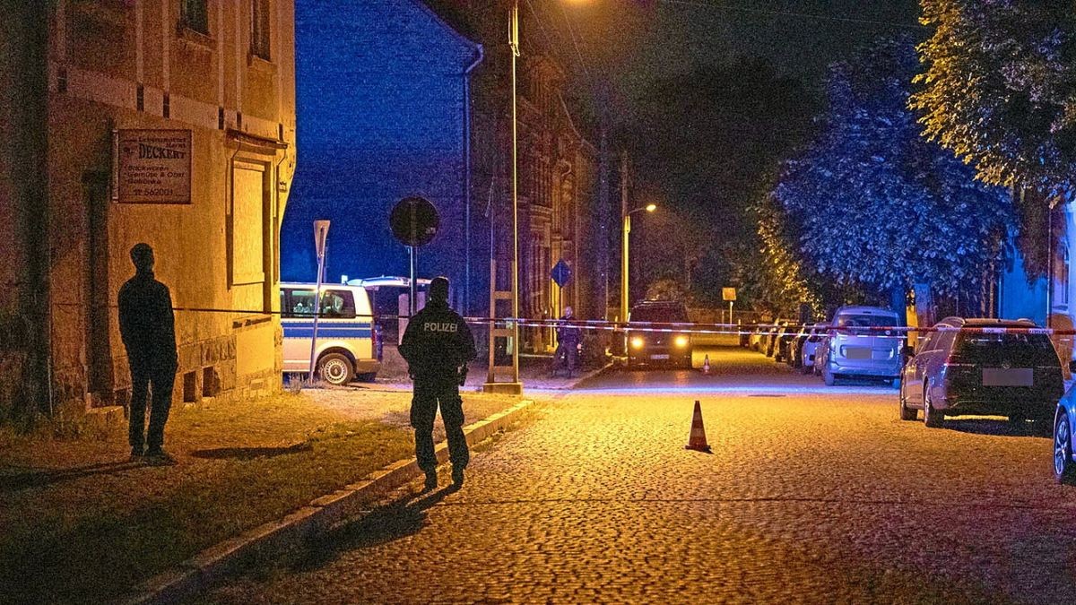 Der Tatort in Apolda wird noch in der Nacht von der Polizei gesichert. 