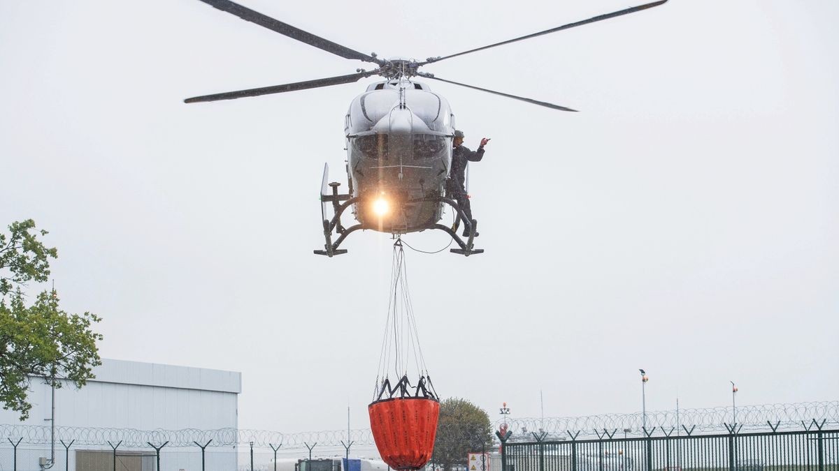 Beide Thüringer Polizeihubschrauber vom typ EC 145 können einen solchen Löschbehälter für 1000 Liter Wasser aufnehmen. Hier bei einer Demonstration im Mai 2019.