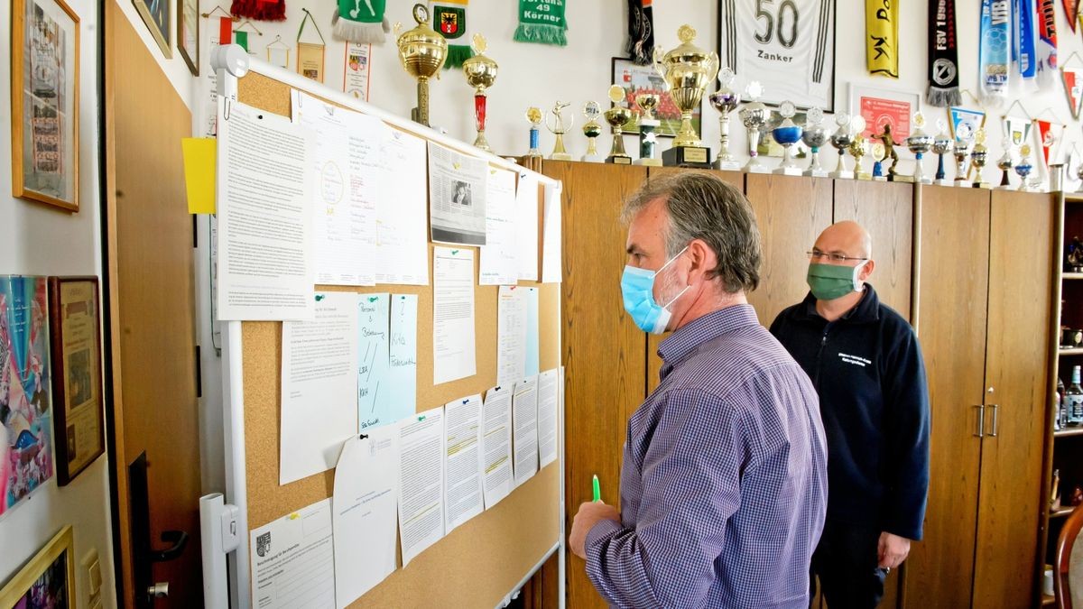 Ein Bild aus der Anfangsphase der Pandemie: Landrat Harald Zanker und Heiko Fuchs, Sachgebietsleiter Rettungsdienst, bei einer Beratung. Corona prägt seit anderthalb Jahren die Arbeit im Landratsamt extrem.