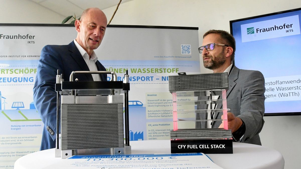 Zur Einweihung des Wasserstoffanwendungszentrums hatte Wirtschaftsminister Wolfgang Tiefensee (links) einen Zuwendungsbescheid für das Batterie-Innovations- und Technologie-Center mitgebracht. Dessen Leiter Roland Weidl erläuterte die Technologie, die auf solchen Stacks basiert.